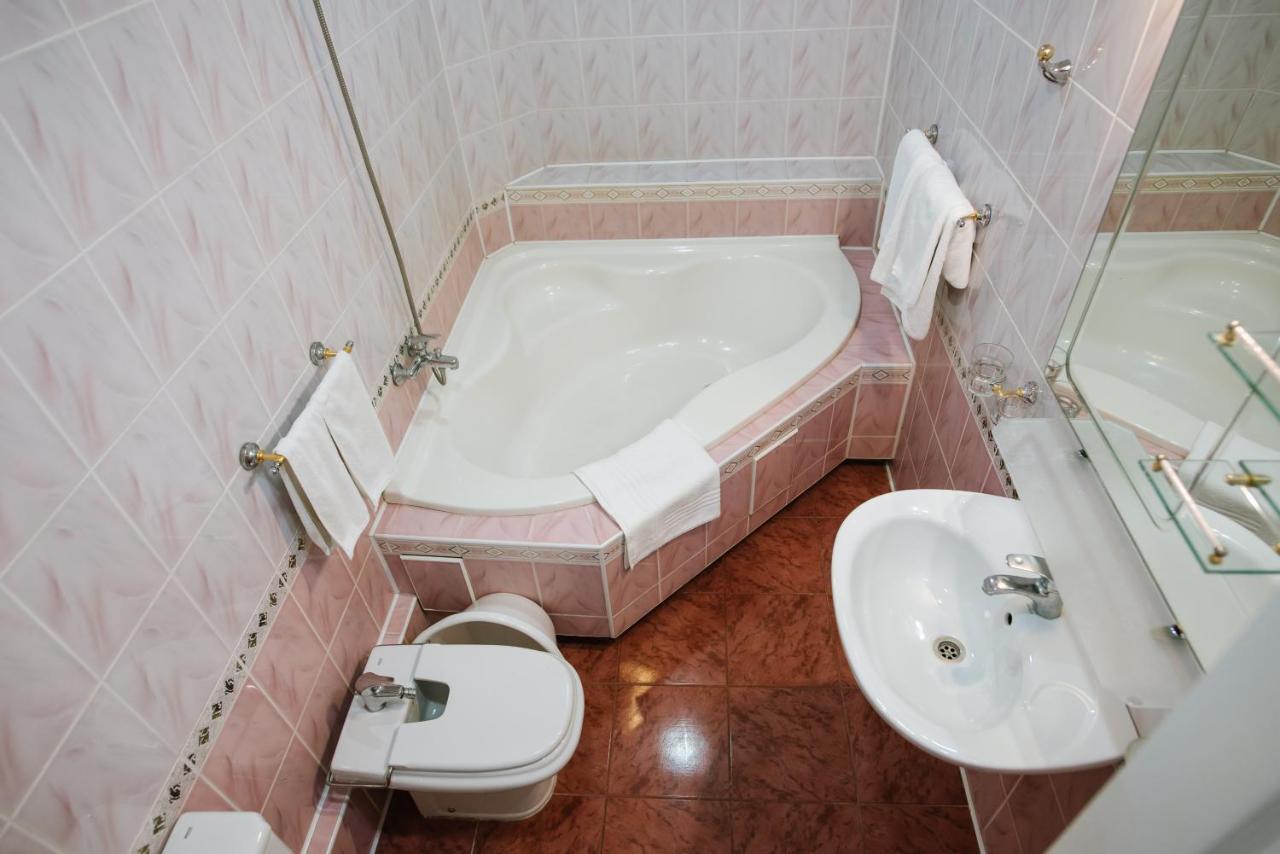 ARKADA Sanatorium Hotel Truskavec' Esterno foto
